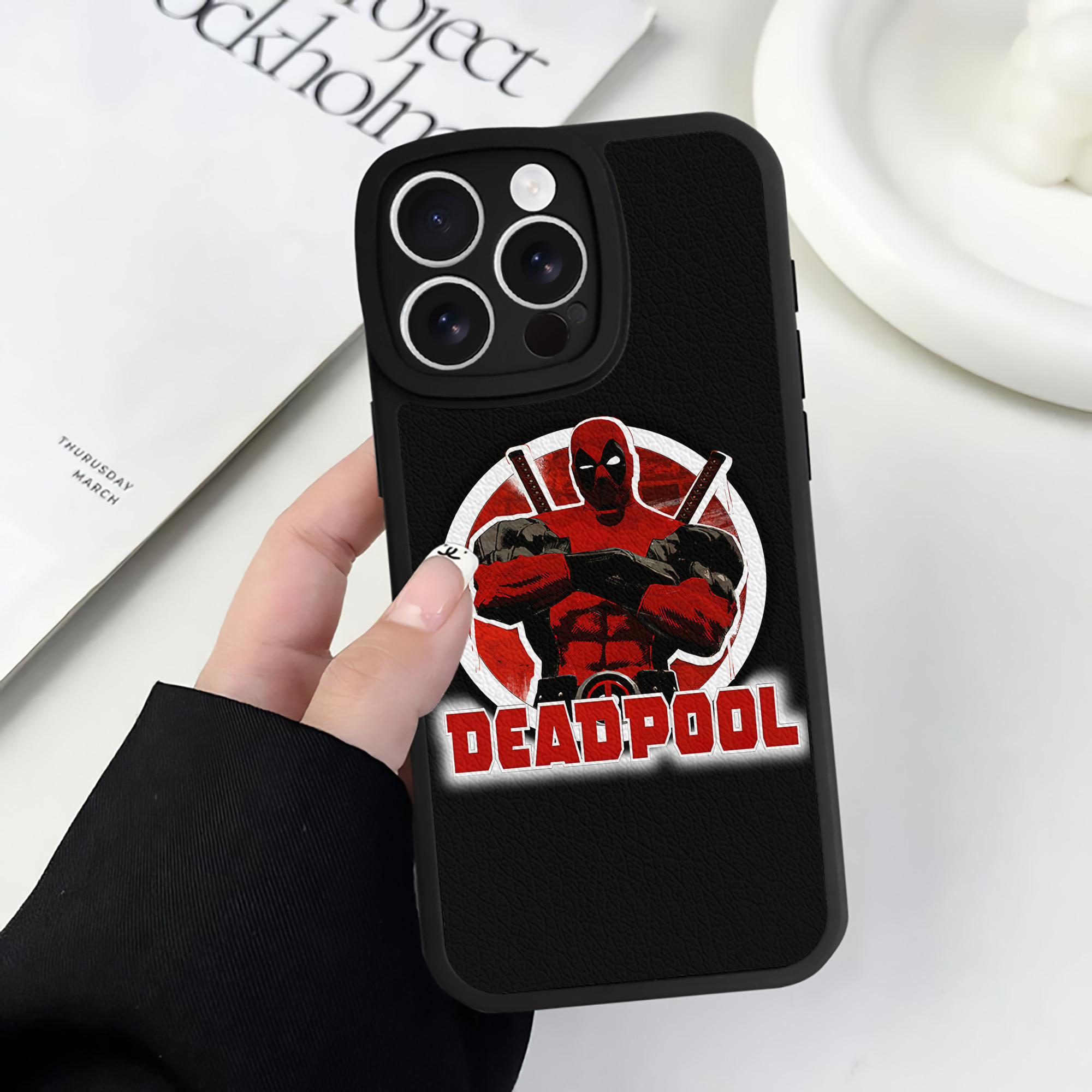 （画像用） Deadpool デッドプール 【iPhone 16シリーズ対応】シリコンスマホケース（レザー調） 材質：シリコン